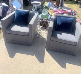 Se gende juego de 2 sofa Pequeños para sala o habitacion en buena conditiones $50 el judo