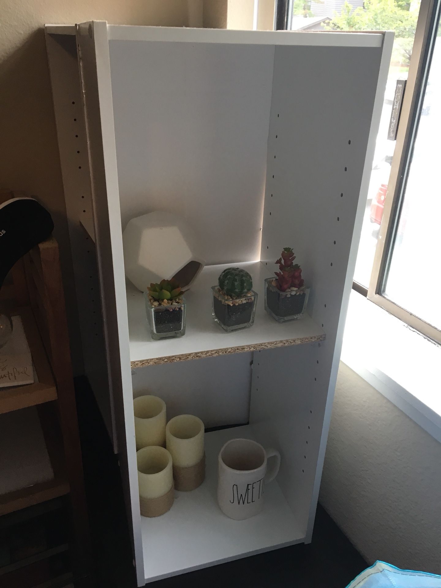 2 WHITE BOOKCASES WITH ONE SHELF