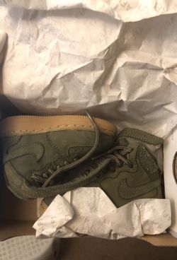 Nike’s size 4c olive green brand new