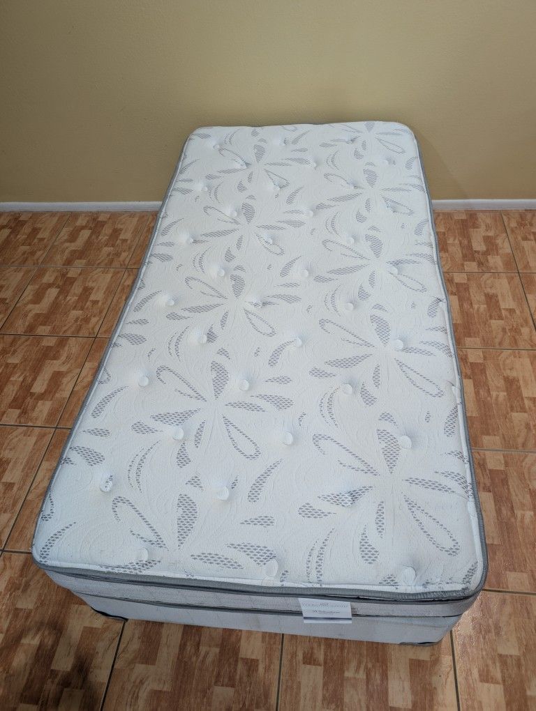 Tw,in mattre,ss 10 inches high, pillowtop, plush,  innerspring and foundation. Free delivery same day