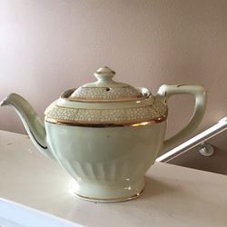 Vintage Hall Hollywood Ivory & Gold 6 Cup Teapot, USA