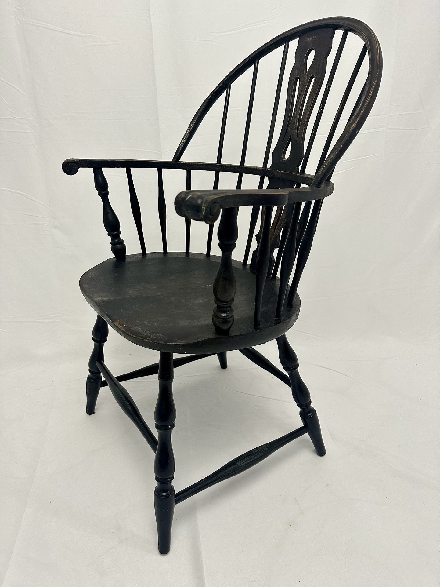 SOLID WOOD ANTIQUE GENTLY DISTRESSED WINDSOR CHAIR - VERY SOLID!