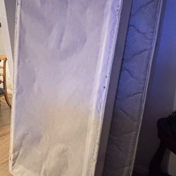 Twin Bed Set – Mattress, Box Spring & Metal Frame – Good Condition