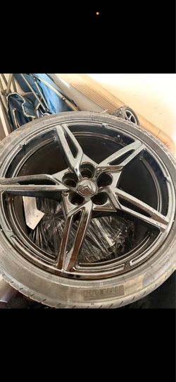 2022 Corvette stingray stock rims and Tire gloss black. “20”s 305/30 in rear “19” 245/35 in front. Very clean no scratches