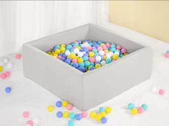 Brand new ball pit and 600 balls
