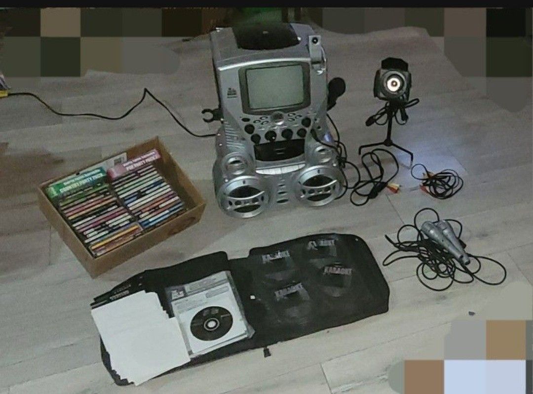 Karaoke Machine, 103 Karaoke Cds, Microphone & Cords
