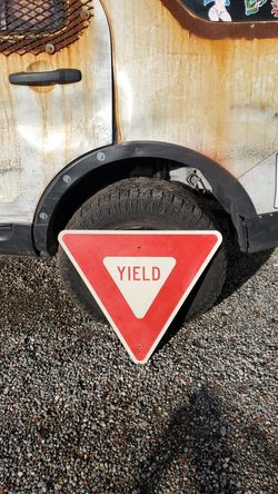 Street sign yield sign