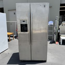 GE 25-cu ft Side-by-Side Refrigerator Good in Working Condition 