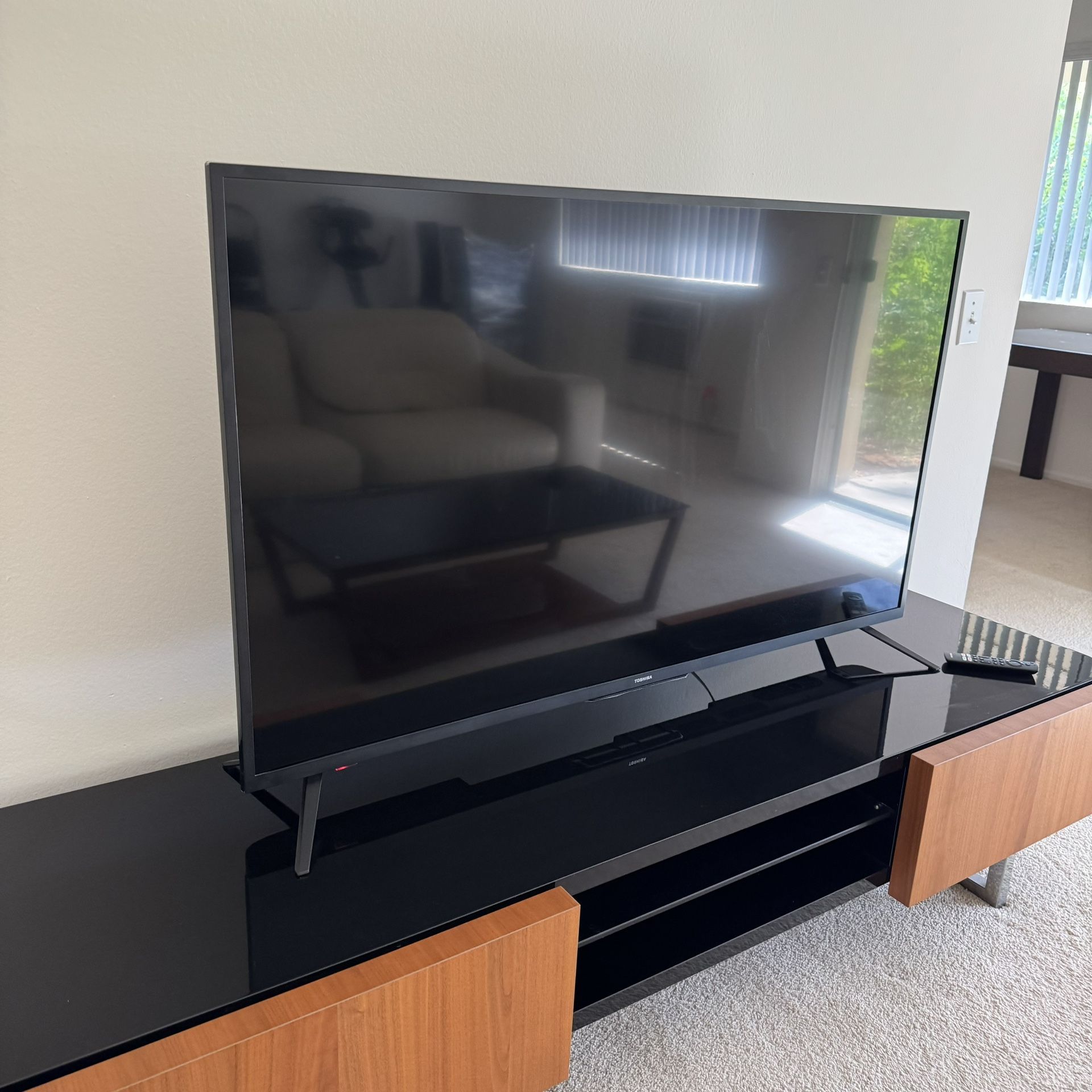 Toshiba 55LF621U21 55-inch Smart 4K UHD with Dolby Vision - Fire TV Perfect Working Condition