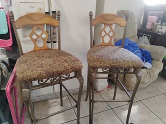 2 bar stools