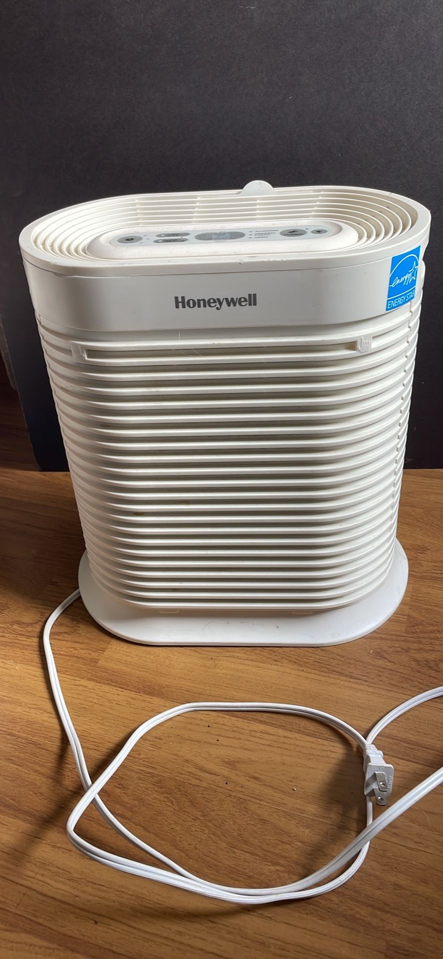 Honeywell HEPA air purifier Model: HA106WHD 120V A.C., 60Hz, 0.50A. Very good condition as is p/u.