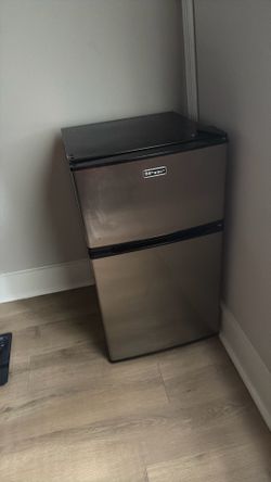 Emerson Mini Fridge with Freezer – Works Great – Clean