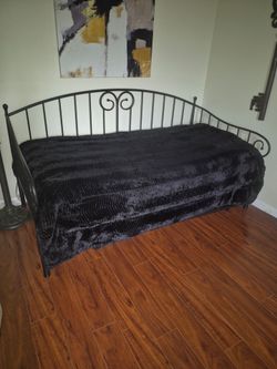 Daybed with trundle and mattress