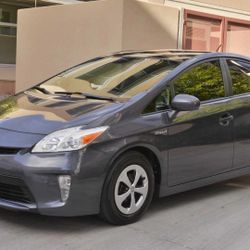 2014 Toyota Prius Hybrid – Clean Title – 50 MPG