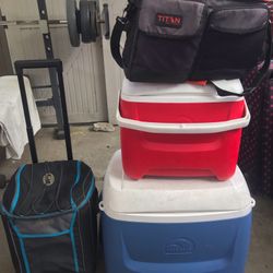 Ice coolers To Keep Food Drinks Warm Cold 🥶 $50 Blue Carrier With Wheels Is Free 