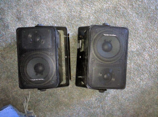 2 speakers with mounts
