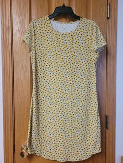 No Boundaries Short Sleeve Dress. Size Large (11-13). Sunflowers