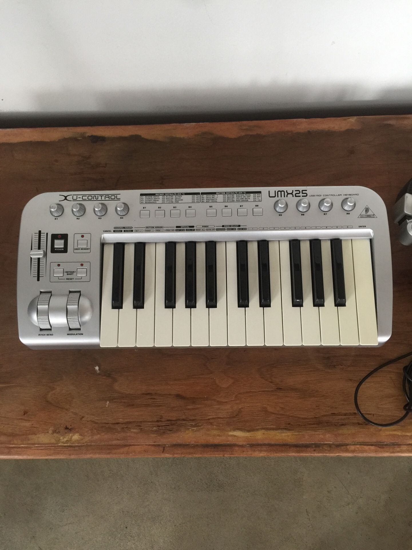 Behringer U-Control UMX25 Midi Controller