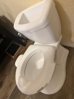 Toddlers Potty Train. Toilet