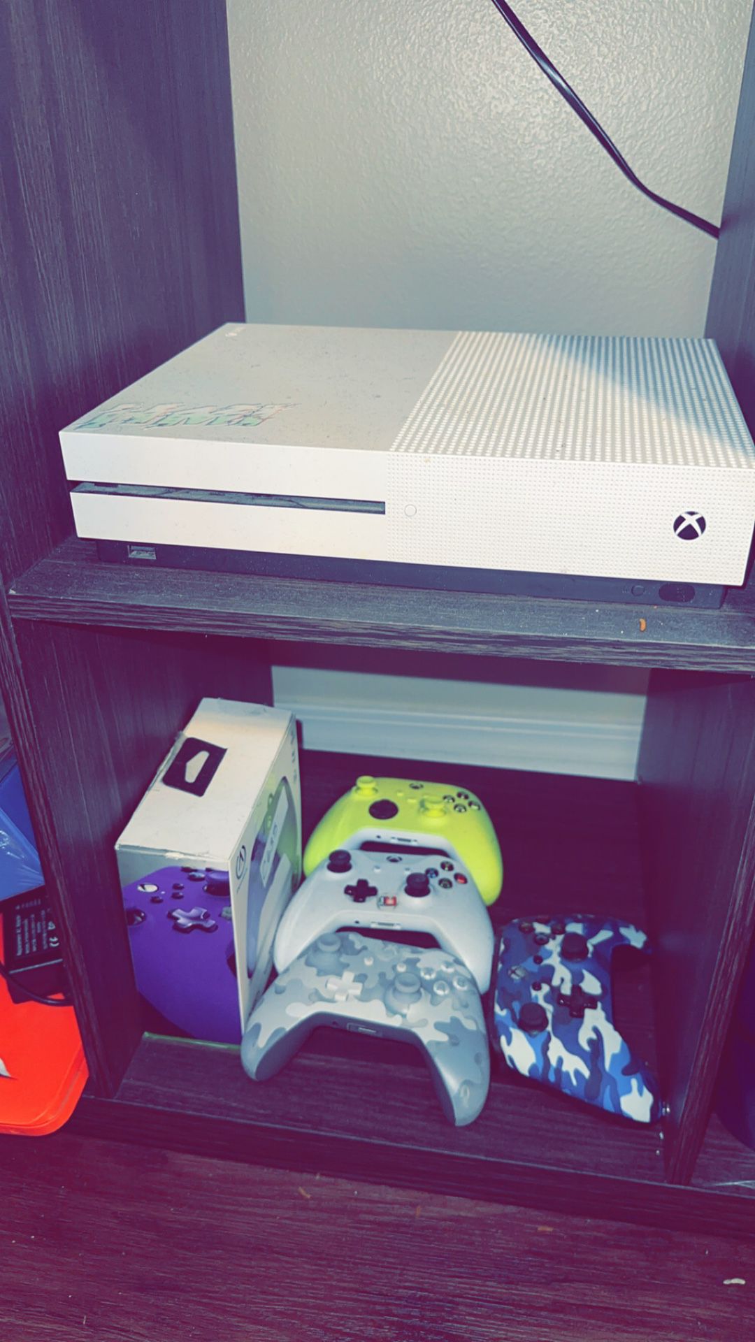 XBOX ONE W/ 5 CONTROLLERS AND A FEW GAMES