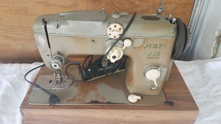 Vintage Pffaf 230 Heavy duty Sewing machine