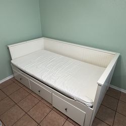 Daybed with Storage Drawers – White (Twin Size)