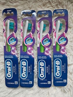 Oral-B Vivid Whitening Toothbrushes 4-Pack