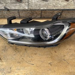 2017,2018 Hyundai Elantra Driver Side Headlight