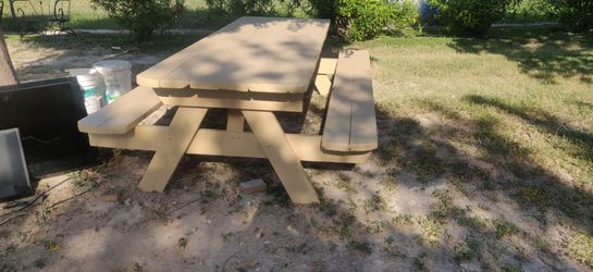 Picnic table