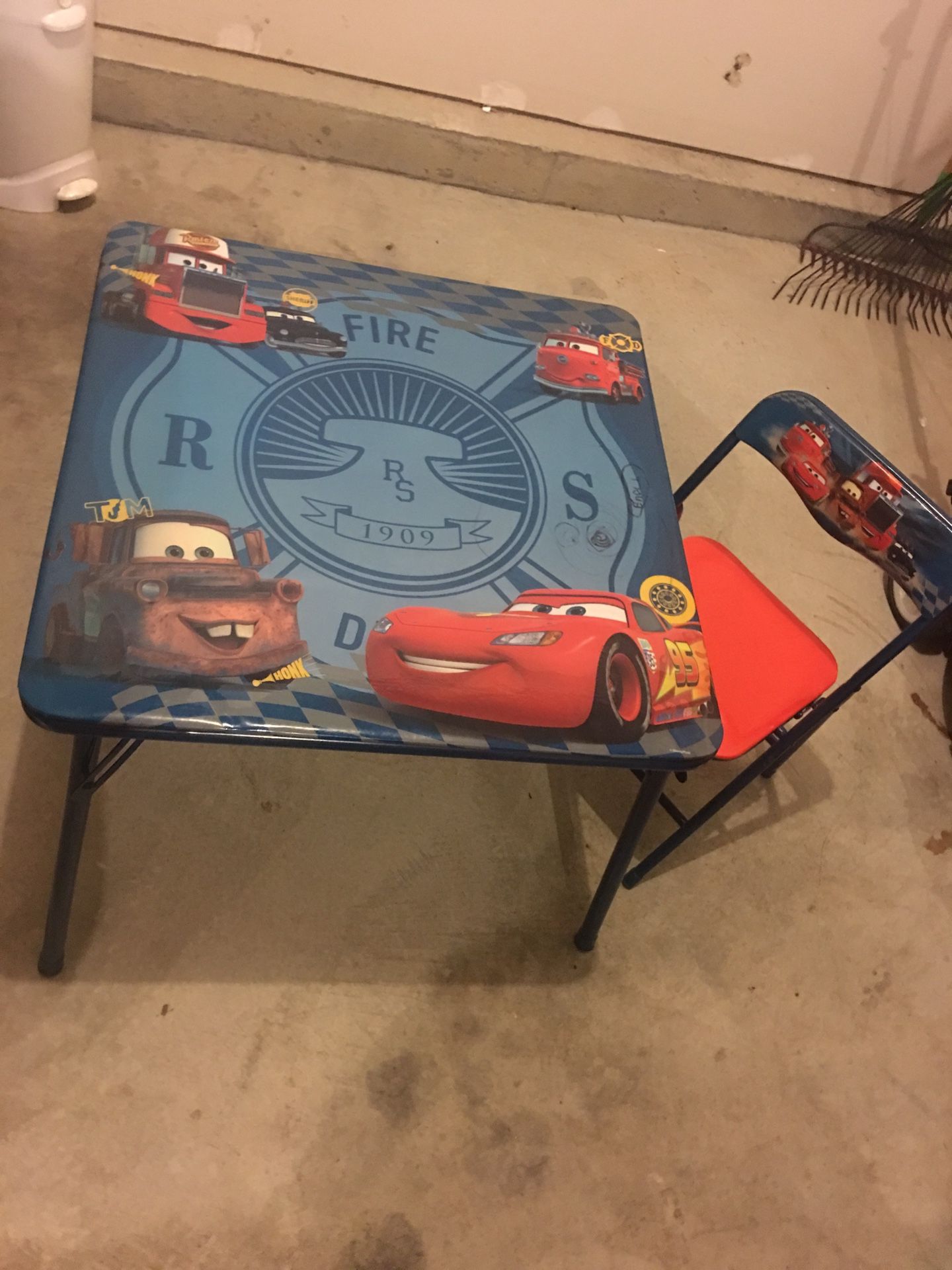 Kid’s desk with chair