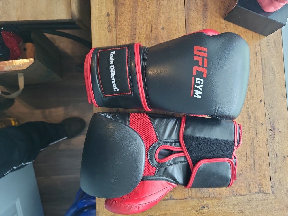 UFC Gym Boxing Gloves 16 oz