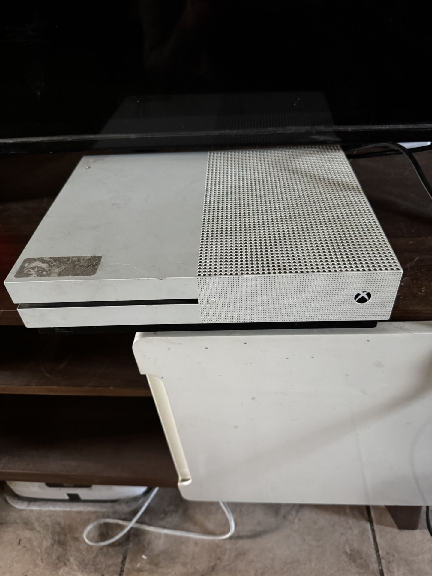 Xbox One W/ 2 Controllers