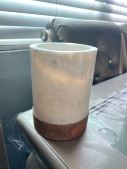 Marble with wood utensils holder