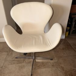  2 Arne Jacobsen Style  White Swan Chairs, Can Sell Just 1 Or 2, 1 Is 100$ 