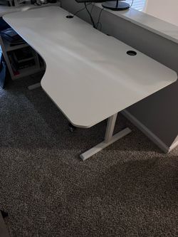 Adjustable standing desk