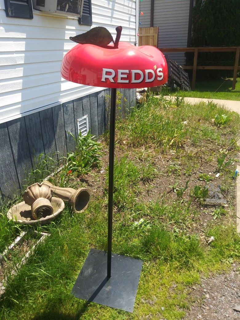 redd's apple ale display