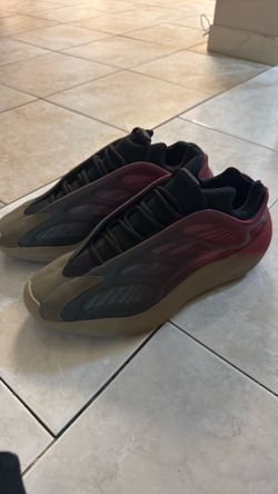 Yeezy 700 v3 Fade Carbon