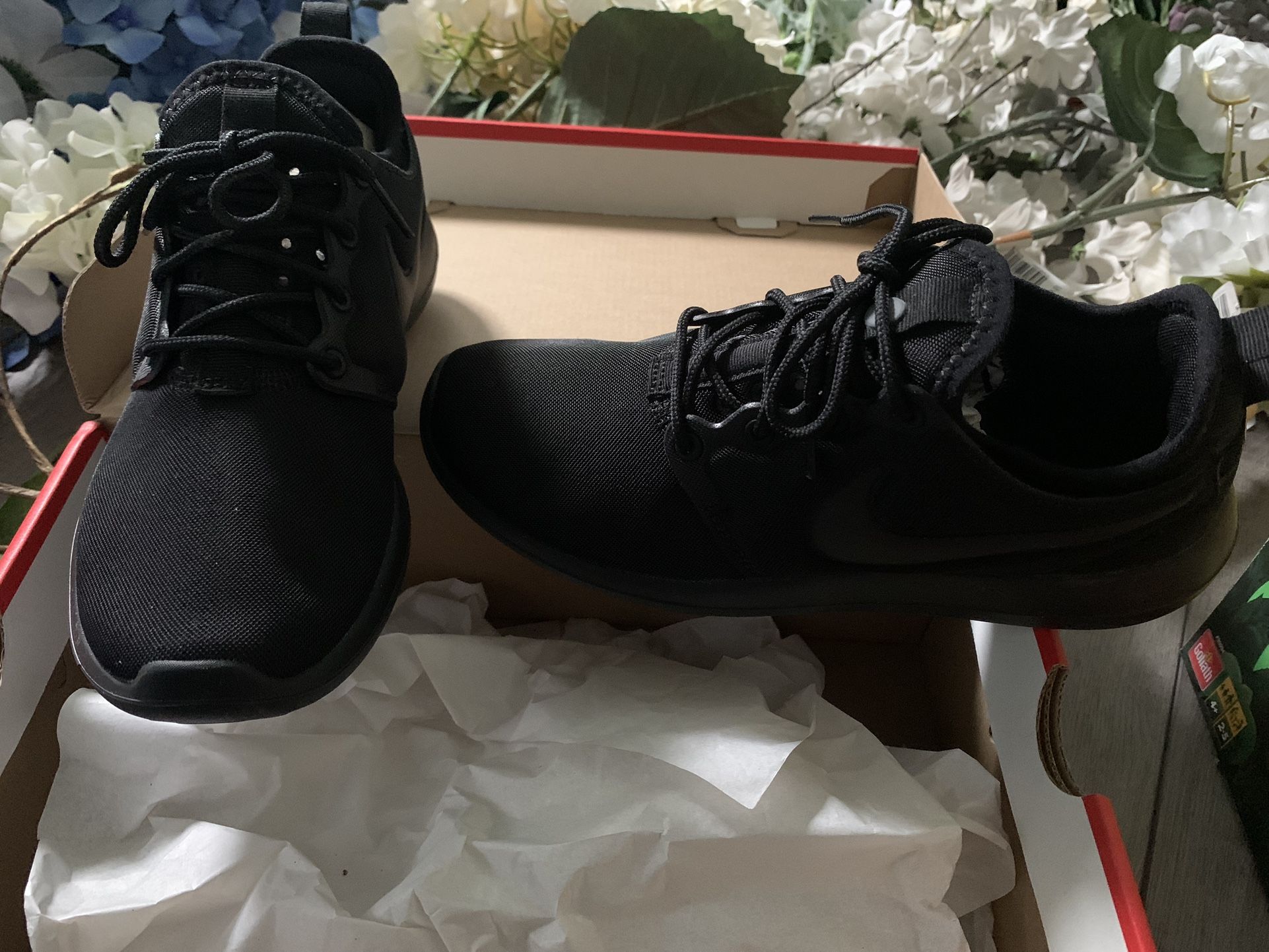 Black Roshe Nike Sneakers Womens Size 6 (New In Box)