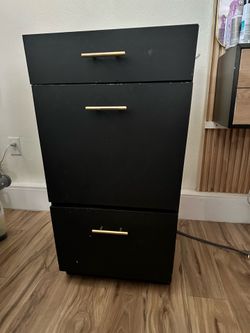 Hairstylist/barber station