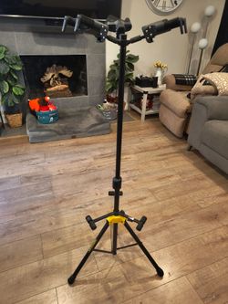 Hercules Stands GS432B PLUS Tri Guitar Stand with Auto Grip System and Foldable Yoke