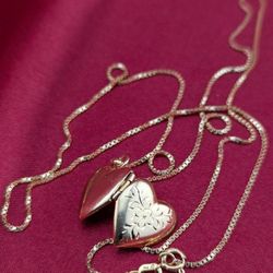 💛✨14K Solid Gold Locket Etched Heart With a Box Link Necklace.

💛✨👌