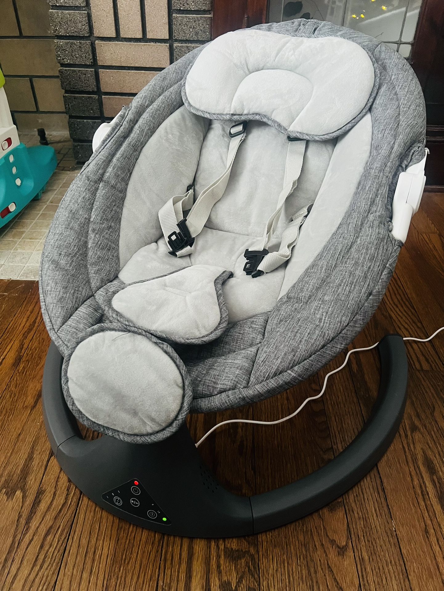 BRAND NEW AUTOMATIC BABY SWING/ROCKER WITH LULLABIES AND BLUETOOTH REMOTE INCLUDED
