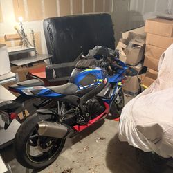 2016 GSXR 750 Suzuki Motorcycle Only 1000 Miles Like New $8500 Firm