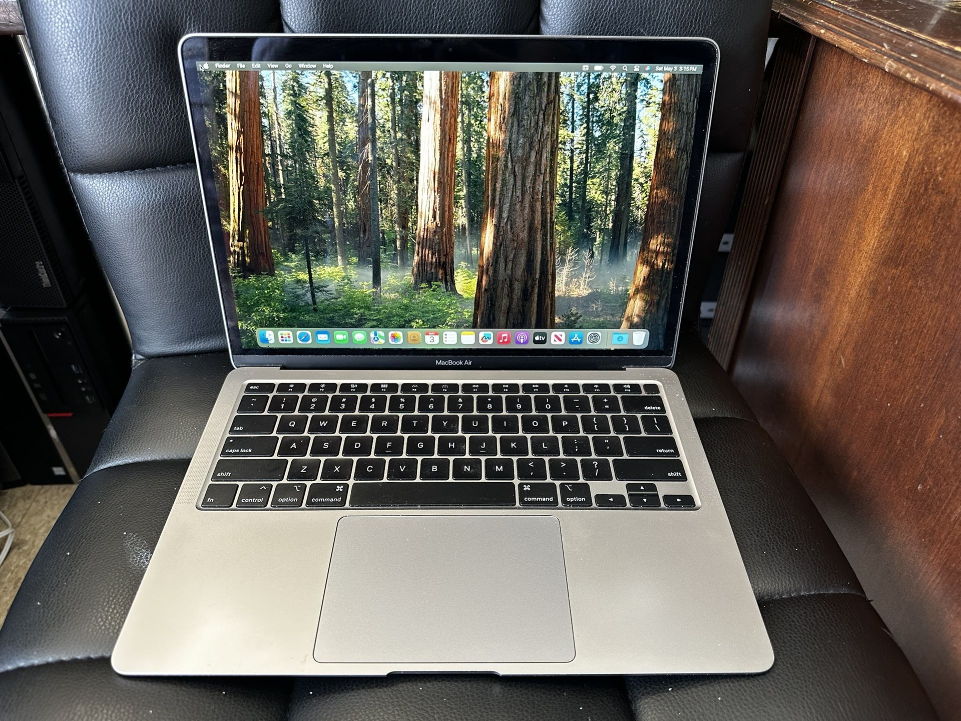 Macbook Air 13 nches- MacOS Sequoia