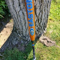 EASTON  "FASTPITCH " 31 INCH SOFTBALL BAT.  ( SEE PICS) QUALITY BAT FOR A "CHEAP " PRICE. LOCATED IN GLENDORA  CHECK OUT MY PAGE ALOT OF BASEBALL EQUI