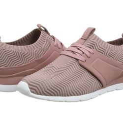 UGG Willow Sneaker NWOB