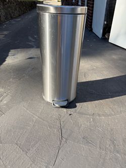 Very good condition a trash can