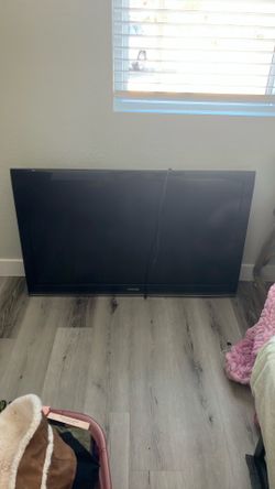 46” TOSHIBA TV w/ Extended Mount 