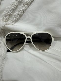 Pre-Owned Ray-Ban RB4125 Cats 5000 Aviator Sunglasses / White frame