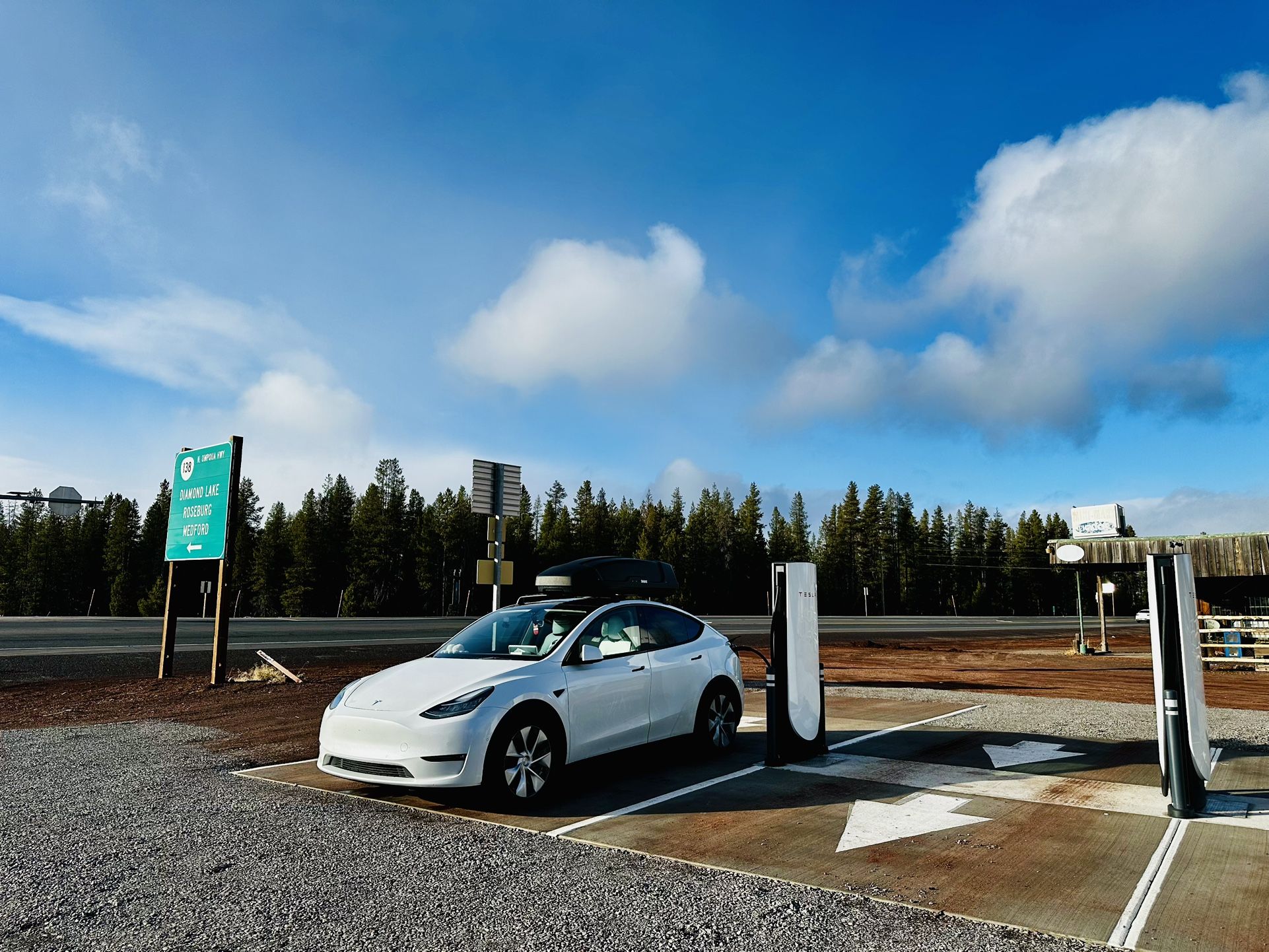 Model Y Long Range AWD Tesla 2021 – Clean Title – White on White – Tow Hitch!